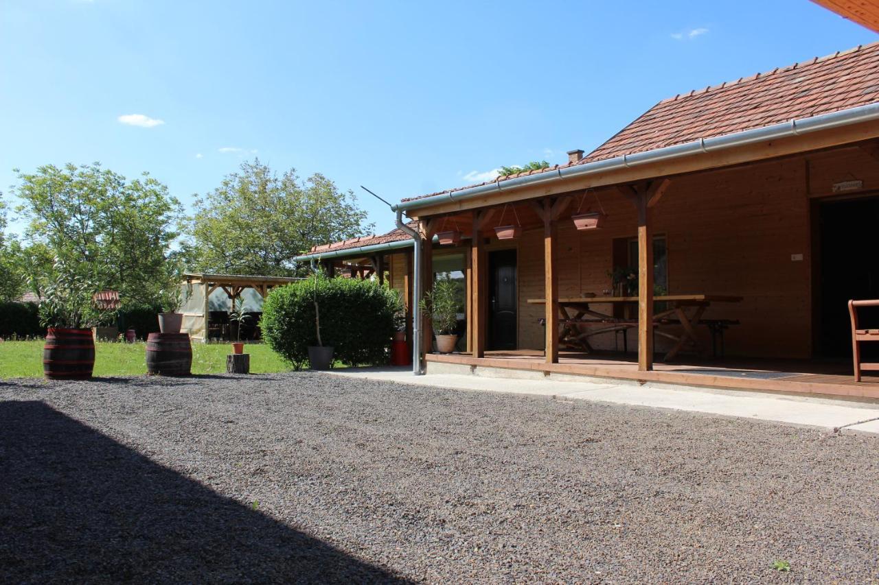 Zimmer Feri Vendeghaz Hotel Abaujszanto Exterior photo